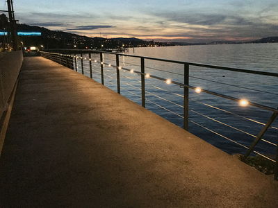 Beleuchteter Flexo Handlauf am Seeufer